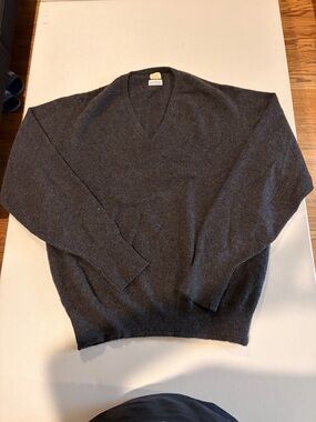 Carmel Cashmere And Company MEN'S CASHMERE DELUXE V-NECK PULLOVERS
Size Large